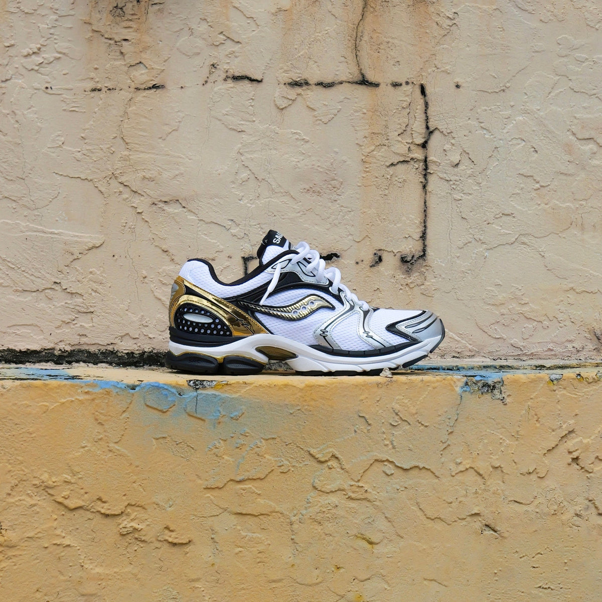 Mens Saucony ProGrid Triumph 4  (Gold/Chrome)